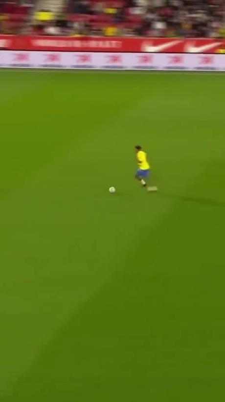 45歲還開(kāi)掛！小羅再現(xiàn)牛尾巴過(guò)人，微笑單挑門(mén)將輕松打進(jìn)